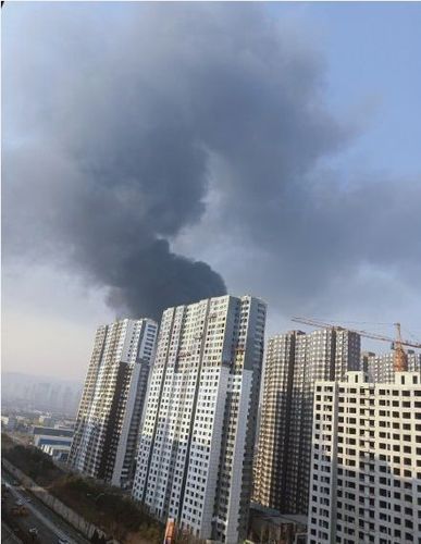 山西太原一处居民小区发生爆炸，现场产生大量浓烟
